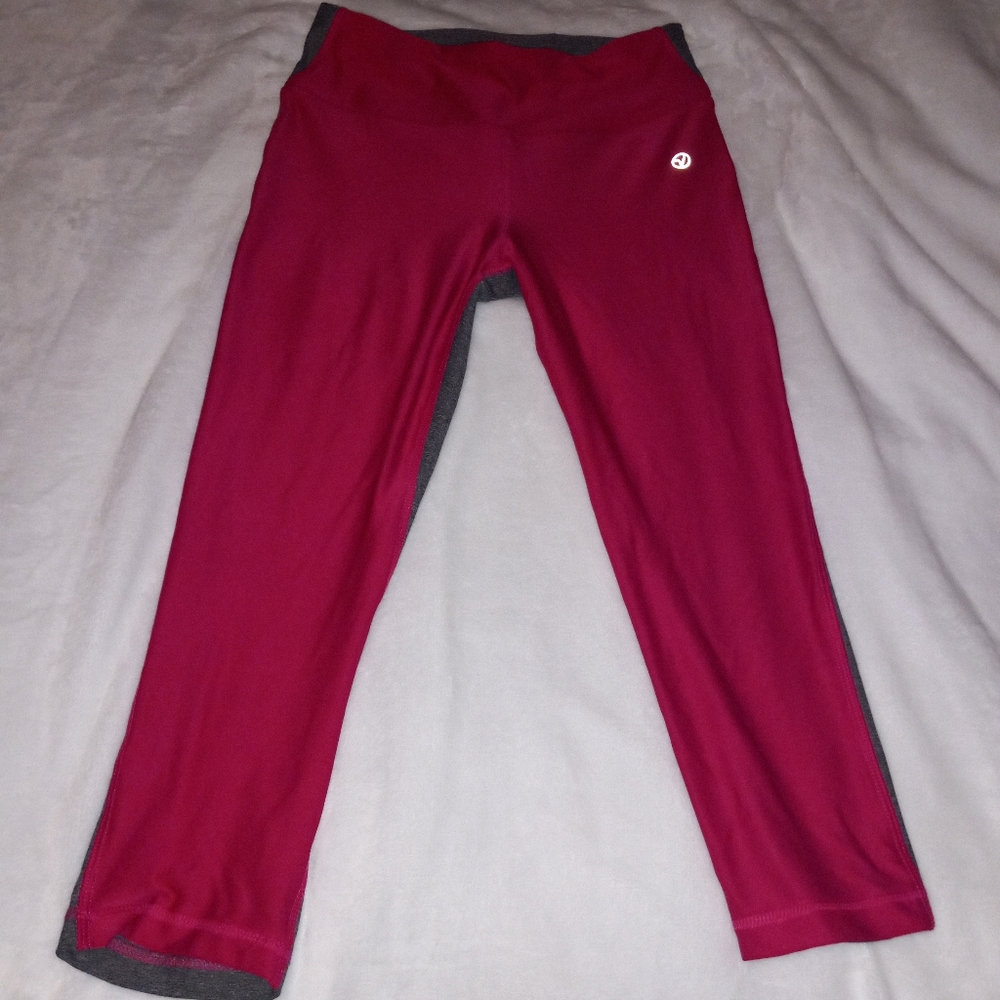 VOGO ATHLETICA YOGA CAPRI PINK AND GREY. WOMENS SIZE S. SMALL.
